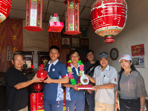 李洋榮歸金門 特地赴古崗祭拜祖母