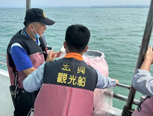 彰化榮家參與聯合海葬 老兵圓滿遺願骨灰長眠大海