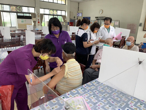 中彰榮家開打流感與COVID-19疫苗雙接種 關懷住民長輩健康