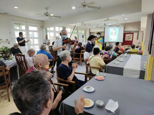 中彰榮家感謝慈濟帶來茶與音樂饗宴 重陽敬老關懷住民