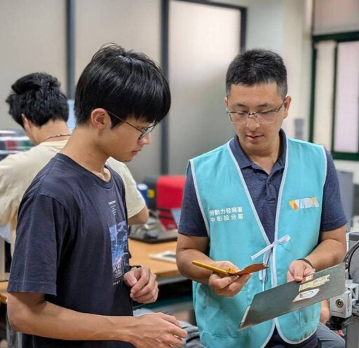 TCN創客基地提供多元支持讓創意起飛 退伍軍人劉皇模靠雷雕技術打造皮雕事業