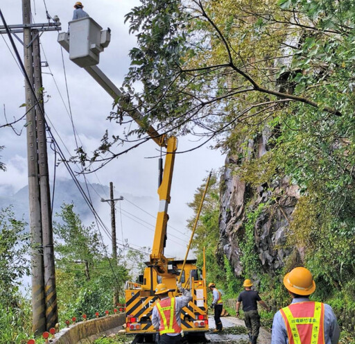 強颱康芮造成竹縣市停電12,649戶 截至下午13時台電持續搶修停電1,117戶