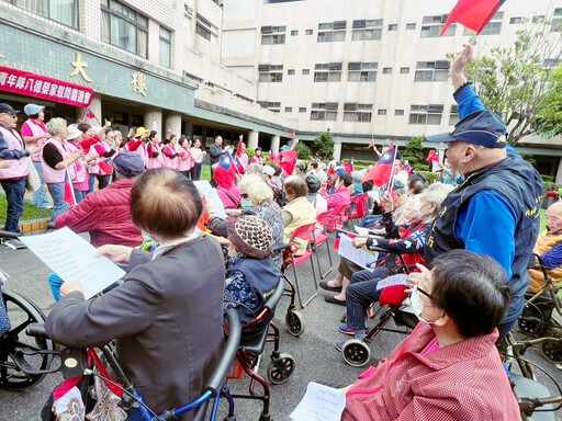 女青年隊聯誼會參訪八德榮家 暖心傳愛園遊會慰問住民長輩共融同樂趣