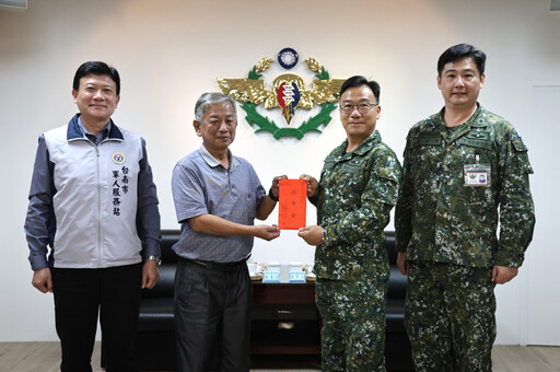 台南軍人服務站陪同里港文富食品慰訪航特部 感謝國軍辛苦奉獻