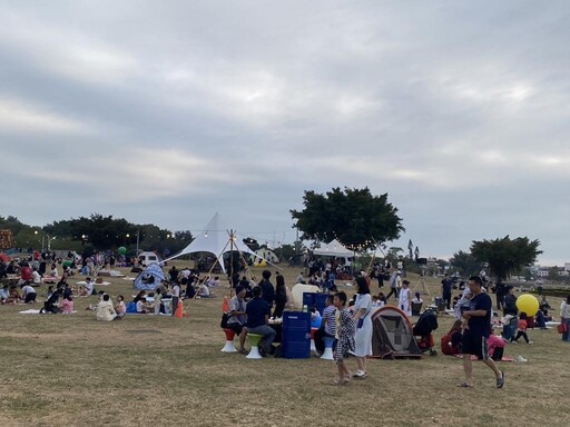 逾百陸客團抵金門 健步體驗草地餐車與音樂饗宴