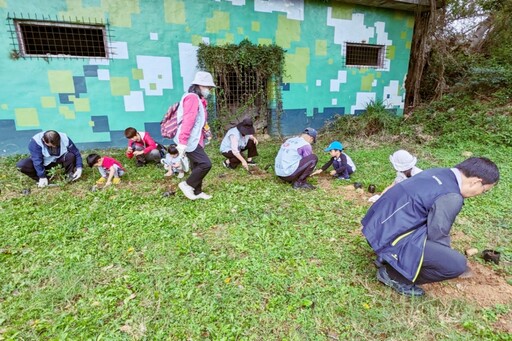 台電新竹區處志工隊響應節能減碳趨勢 新豐野戰公園種植灌木樹苗趣