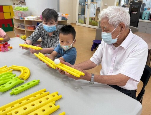 住民跨世代間互動學習 花蓮榮家老幼共學趣