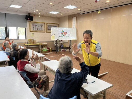 中彰榮家體驗愛笑瑜伽 住民長輩樂開懷