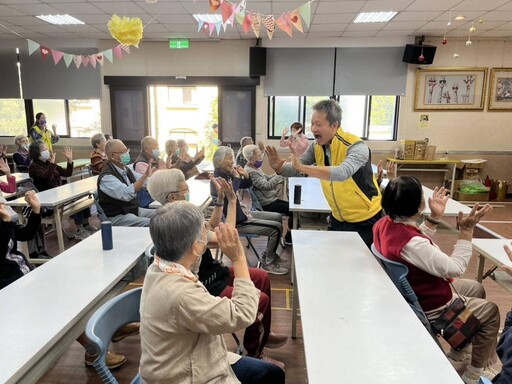 中彰榮家體驗愛笑瑜伽 住民長輩樂開懷