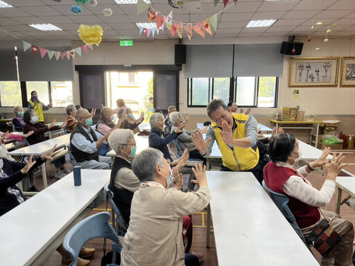 中彰榮家體驗愛笑瑜伽 住民長輩樂開懷