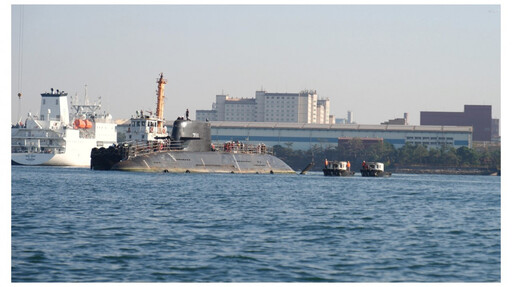 台船建造「潛艦國造原型艦海鯤軍艦」今移船入塢測試作業