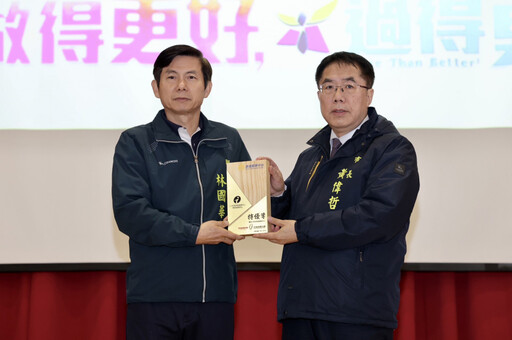 臺南火車站旅服中心榮獲113年全國特優等獎 市政會議向黃偉哲市長獻獎！