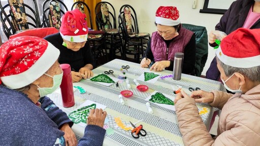 彰化榮家聖誕歡樂時光 長輩手作聖誕樹卡片溫馨登場