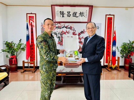 台南軍人服務站陪同軍友保險公司春節慰問地區國軍