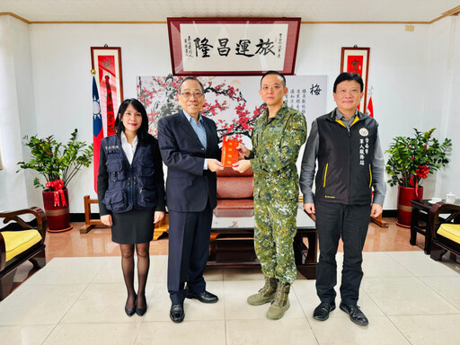 台南軍人服務站陪同軍友保險公司春節慰問地區國軍