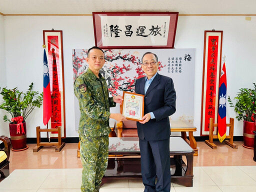 台南軍人服務站陪同軍友保險公司春節慰問地區國軍