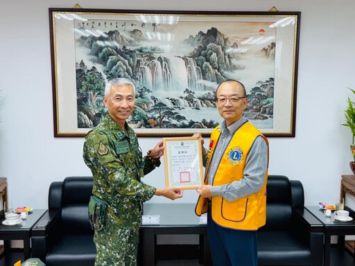 南市軍人服務站陪博仁獅子會等敬軍團慰問飛訓部