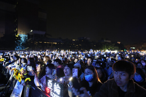 臺南好Young跨年晚會準時開唱 黃偉哲登臺與民眾互動並體驗AI智慧科技生活