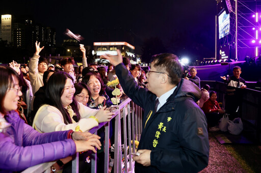 臺南好Young跨年晚會準時開唱 黃偉哲登臺與民眾互動並體驗AI智慧科技生活