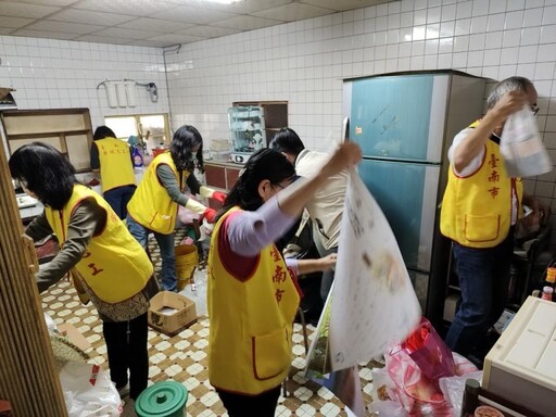 南市榮服榮欣志工寒冬送暖 助弱勢遺眷清理居環過好年