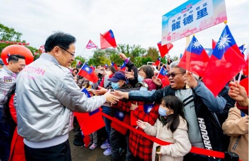 巨幅國旗亮相！桃市府114年元旦升旗 張善政期勉市府團隊持續精進