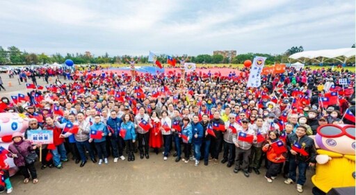 巨幅國旗亮相！桃市府114年元旦升旗 張善政期勉市府團隊持續精進