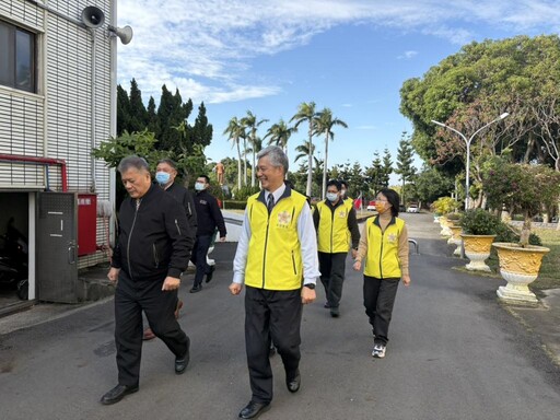 輔導會吳志揚慰訪中彰榮家住民 致贈春節加菜金傳遞溫暖