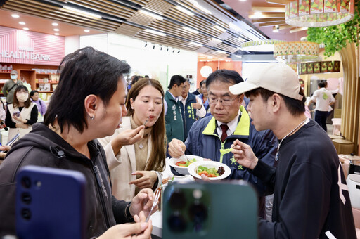 臺南市長黃偉哲聯手新加坡網紅直播賣臺南特產 10分內所有農特產品搶購一空