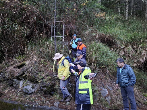 五登山客魔保來山迷途 高雄消防徹夜搶救下山