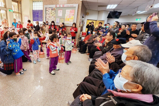 新竹榮服處與清大附小幼兒園攜手迎春 齊向榮民長輩歡樂拜早年趣！