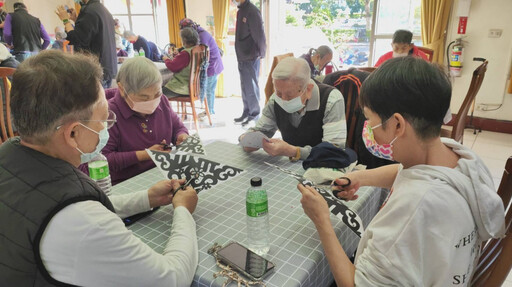 彰化榮家教導樂齡住民剪窗花 感受傳統年味