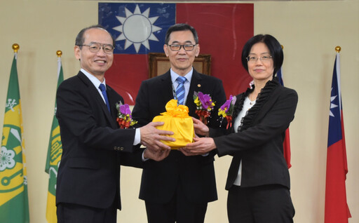 高雄關務長交接典禮 趙台安監交劉芳祝接篆