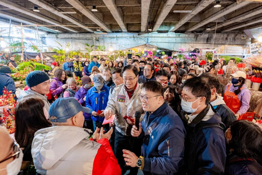 張善政赴桃園花市拜早年 近千份福袋秒殺