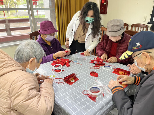 彰化榮家×埔里榮院迎新年 樂齡長者手作花燈喜洋洋