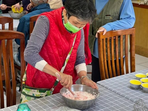 彰化榮家教導住民長輩手作發糕 喜迎春節到來