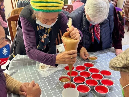 彰化榮家教導住民長輩手作發糕 喜迎春節到來