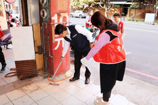 金蛇獻瑞除舊歲、蛇來運轉過好年 新竹郵局清淨家園掃街迎接乙巳新春