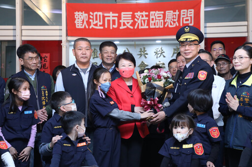 中市府兵分8路慰勉第一線執勤人員 盧秀燕贈小紅包 感謝守護市民過好年