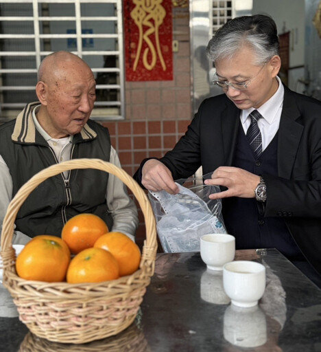 愛心年菜送到家 中榮院長傅雲慶 陪圍爐兼顧健康