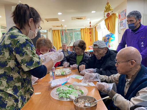 彰化榮家住民手包金元寶 歡唱同樂蛇舞迎小龍年