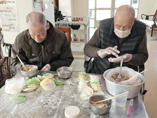 彰化榮家住民手包金元寶 歡唱同樂蛇舞迎小龍年