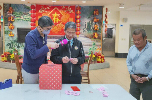 彰化榮家小龍年迎新春 住民除夕會餐熱鬧加菜摸彩添喜氣