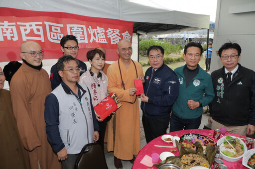 臺南市長黃偉哲除夕圍爐慰問災民 感謝各界暖心協助災民重建家園