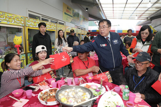 臺南市長黃偉哲除夕圍爐慰問災民 感謝各界暖心協助災民重建家園