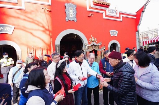 張善政初二參香發福袋 祝福市民新年平安順遂