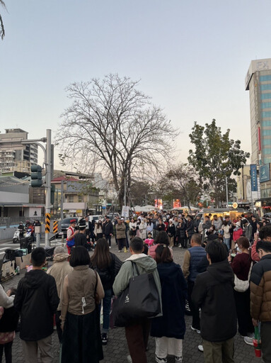 臺南市海安商圈「蛇得花錢」新春市集 逛街民眾絡繹不絕