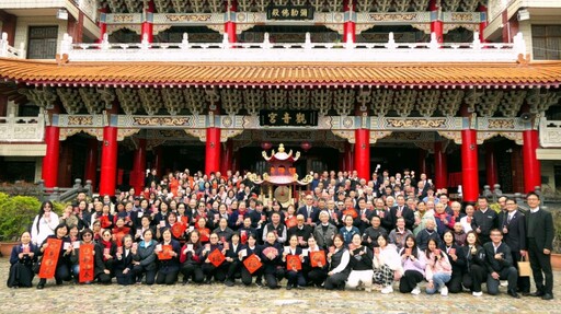 苗栗縣長鍾東錦前往頭份觀音宮參香祈福 現場揮毫致贈發放福袋賀歲