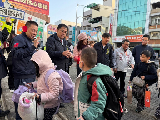 開學首日 黃偉哲市長到校關心校園防疫及宣傳智慧型觸控大電視與防塵水擦黑板 守護學童健康 平安上學！