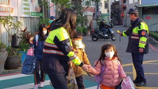 迎接開學首日 桃園警察分局執行護童交安專案 讓學童安全走入校園