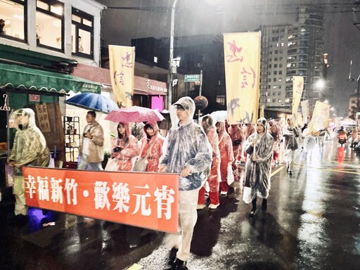 風雨生信心、元宵趣走街 竹塹城元宵祈福巡禮忠信師生千人分送紀念幣暨提燈